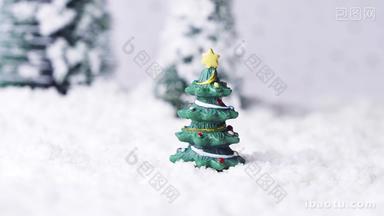 雪地上的<strong>圣诞</strong>树<strong>圣诞</strong>节横移视频